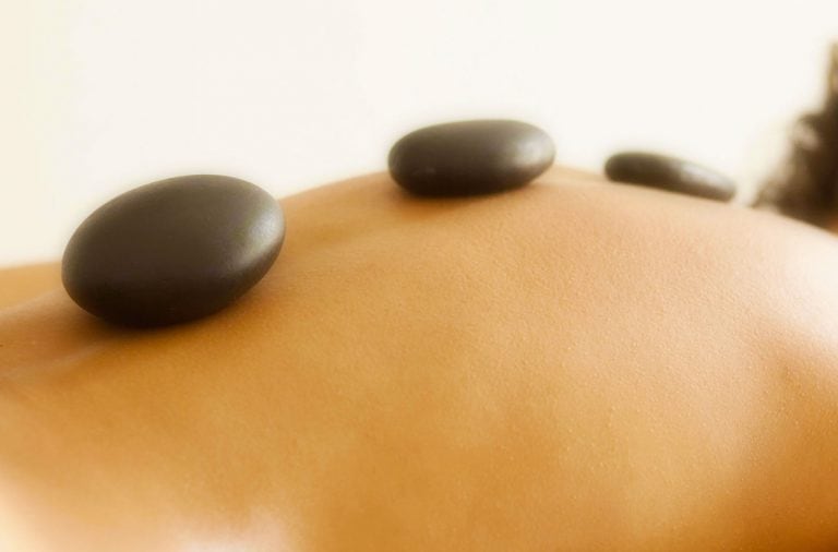 Massage aux pierres chaudes