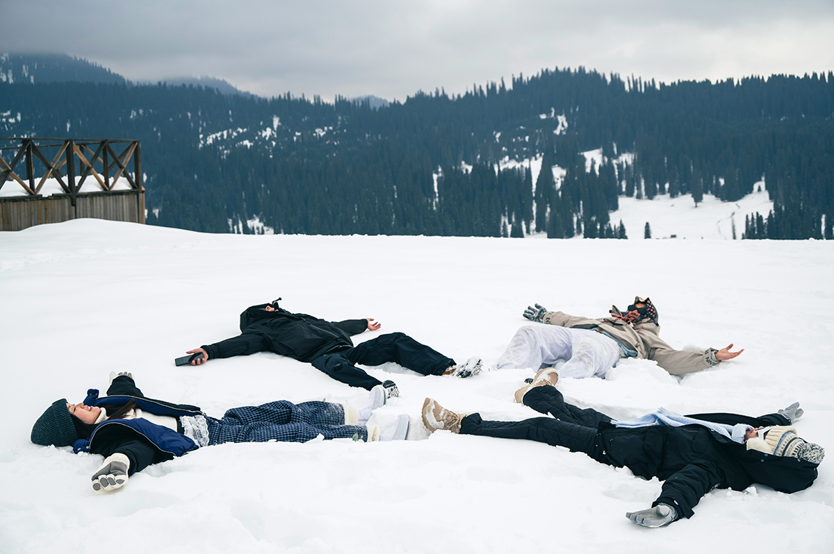 Des amis font des anges dans la neige