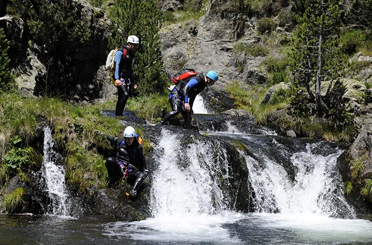 Un groupe fait du canyoning près de Font-Romeu
