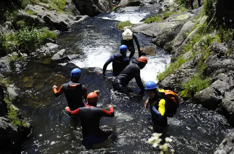 Un groupe fait du canyoning dans les gorge du Cerdagne