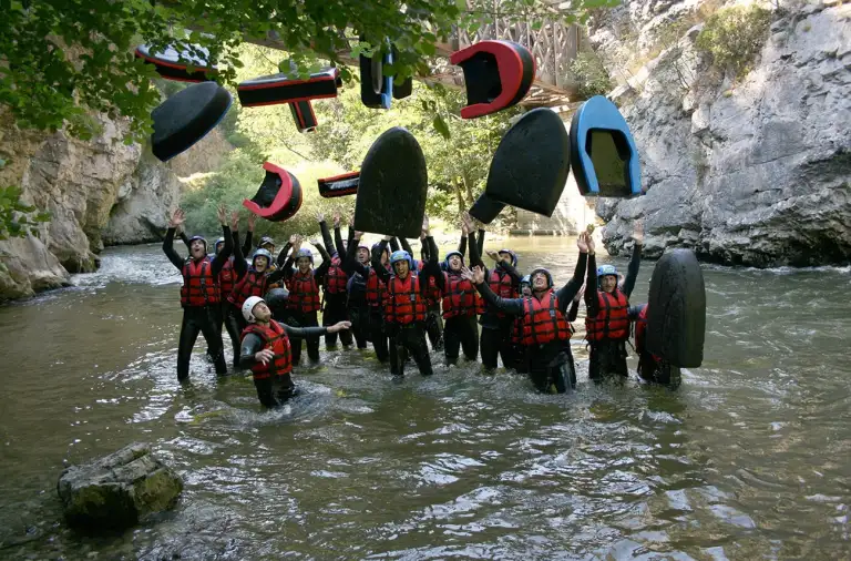 Un groupe fait de hydrospeed dans les gorges de la Cerdagne