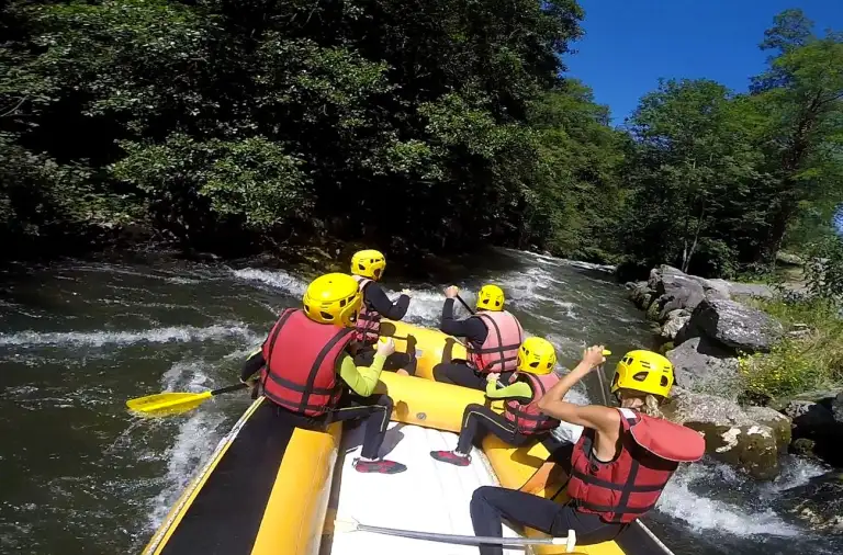 Une decente en rafting dans les pyréenées