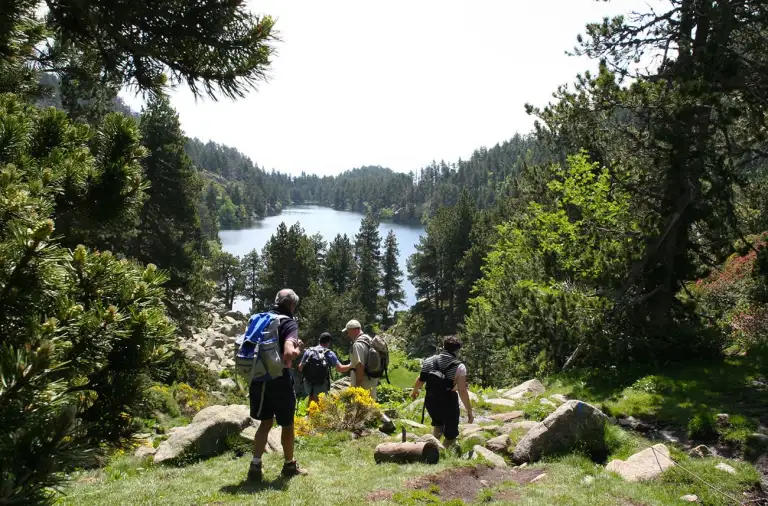 Des randonneurs en montagne dans la Cerdagne pendant l'été