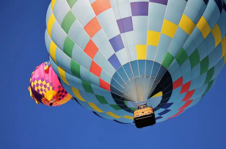 Deux montgolfières dans les PO