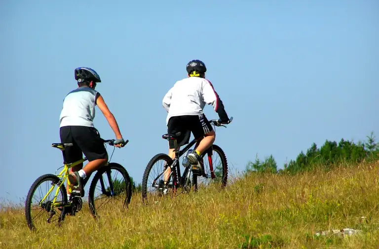 Deux personnes en vtt dans les montagnes des pyrénées orientales